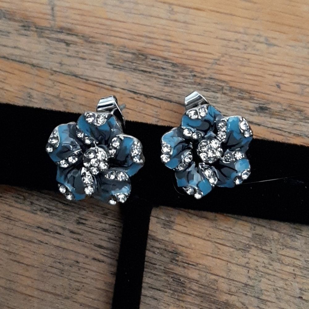 Flower leaf stud earrings 